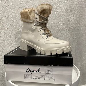 NWT, Brand new, Never worn Gorgeous off-white boots Sz 8